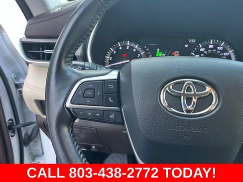 Used 2020 Toyota Highlander XLE FWD image 21