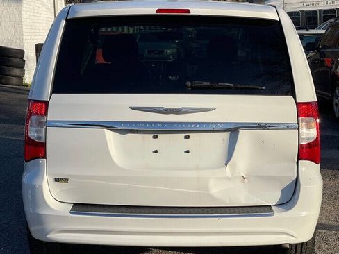 Used 2014 Chrysler Town & Country Touring image 5