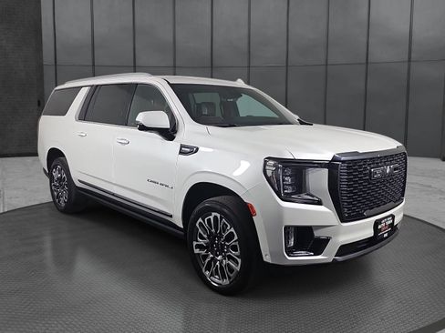 Used 2023 GMC Yukon XL Denali Ultimate AWD/4WD image 3