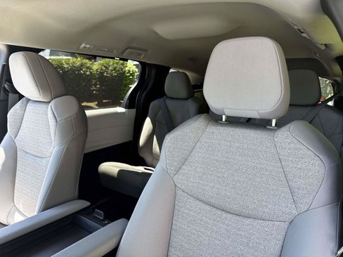 Used 2025 Toyota Sienna LE FWD image 19