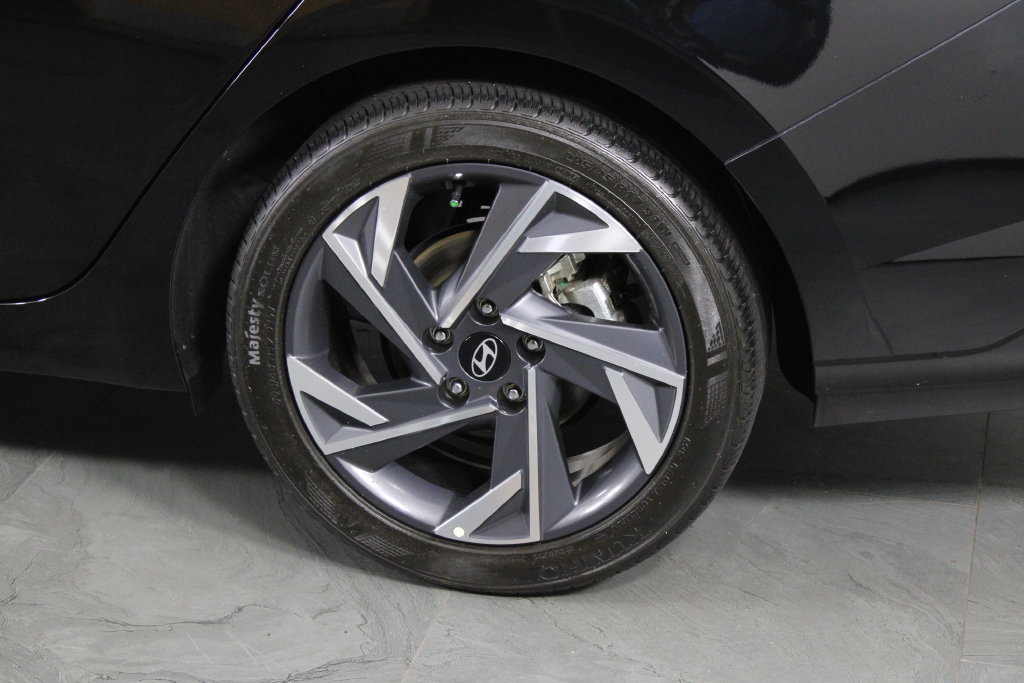 Certified 2025 Hyundai Elantra SEL FWD image 15