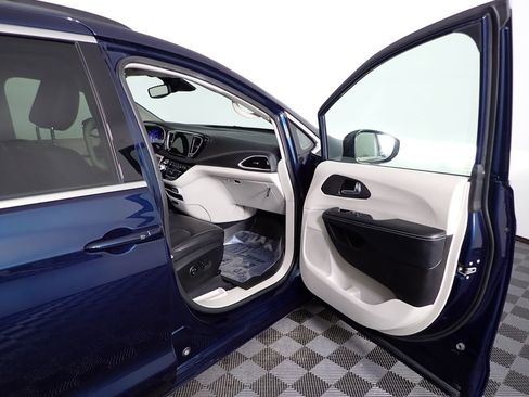 Used 2022 Chrysler Pacifica Touring-L w/ Uconnect Theater Family Group image 42