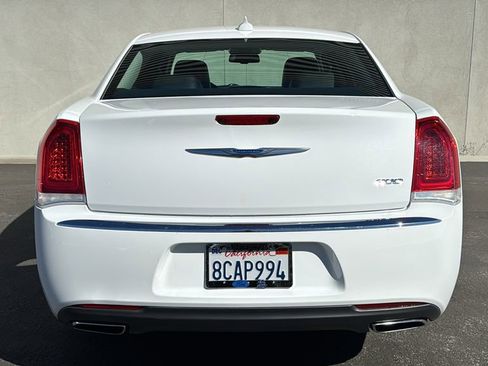 Used 2018 Chrysler 300 Touring L image 3