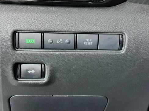 Used 2025 Nissan Sentra SV image 16