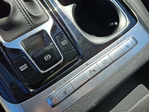 Used 2024 Kia Carnival EX image 25