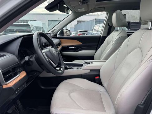 Used 2025 Toyota Grand Highlander XLE image 13
