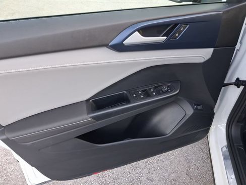 Certified 2024 Volkswagen Taos SE w/ Panoramic Sunroof Package FWD image 16