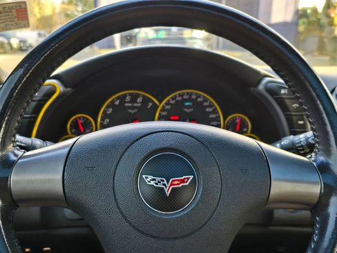 Used 2006 Chevrolet Corvette Coupe w/ Preferred Equipment Group RWD image 27
