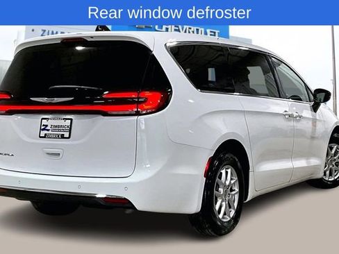 Used 2024 Chrysler Pacifica Touring-L image 8