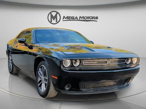 Used 2019 Dodge Challenger SXT image 11
