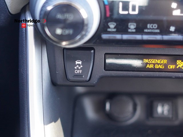 Used 2019 Toyota RAV4 XLE w/ Carpet Mat Package FWD image 28