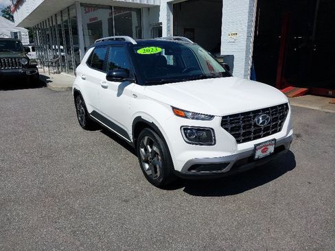 Used 2023 Hyundai Venue Limited FWD image 2