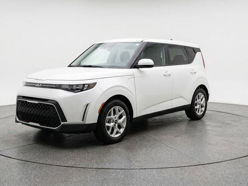 Used 2025 Kia Soul LX w/ LX Technology Package FWD image 3