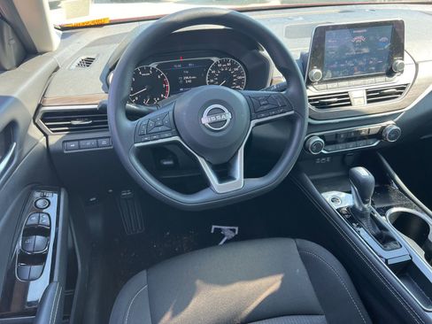 Used 2023 Nissan Altima 2.5 SV FWD image 12