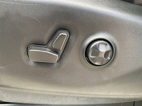 Used 2023 Chrysler Voyager LX FWD image 8