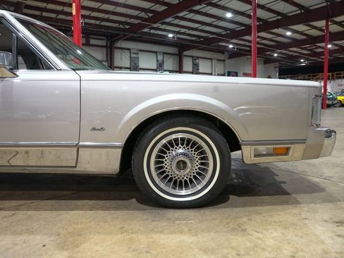 Used 1988 Lincoln Town Car Signature RWD image 11