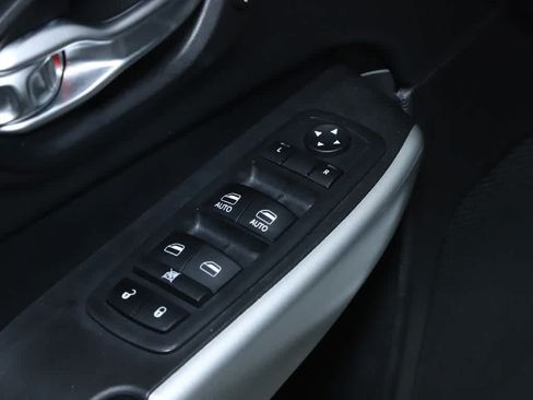 Used 2018 Jeep Cherokee Overland w/ Technology Group AWD/4WD image 17