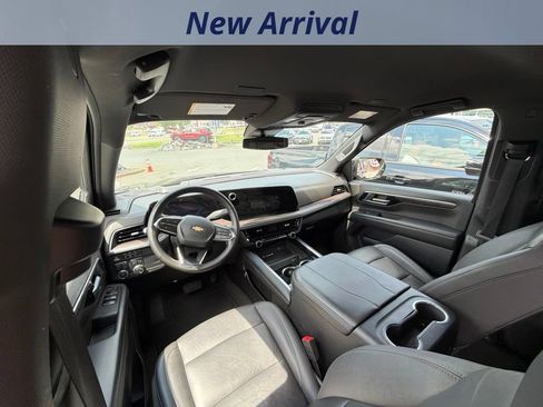 Used 2025 Chevrolet Suburban LT AWD/4WD image 3