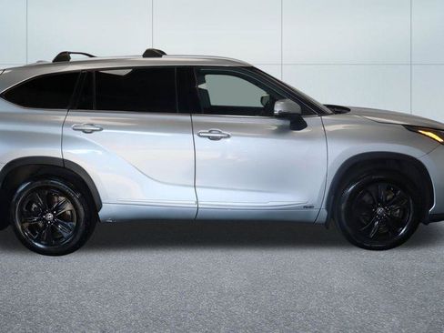 Used 2022 Toyota Highlander XLE AWD/4WD image 9