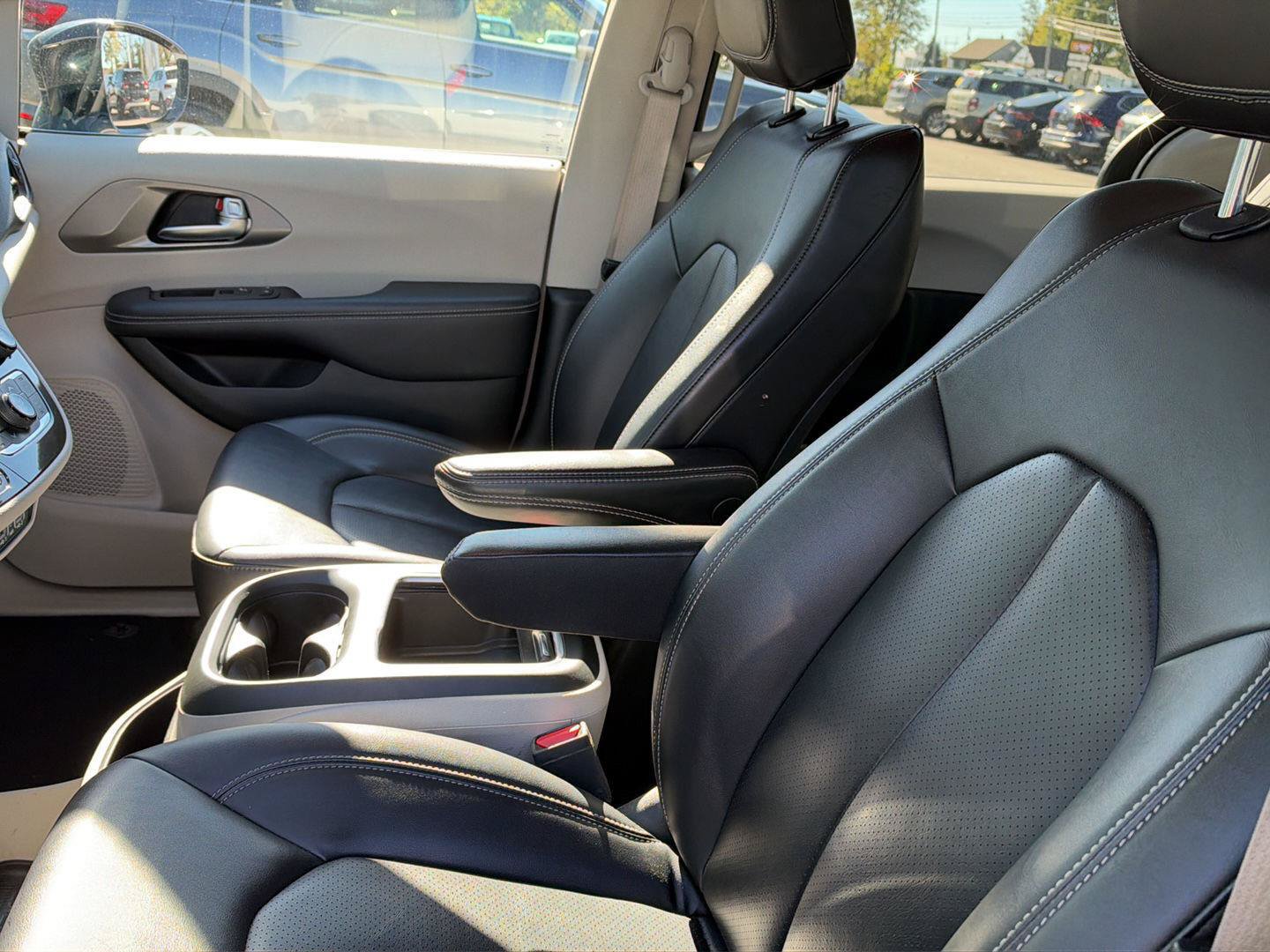 Used 2024 Chrysler Pacifica Limited FWD image 8