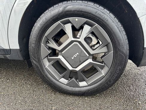 Used 2025 Kia Carnival EX image 9