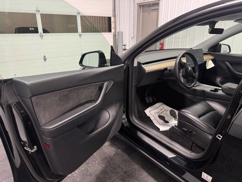 Used 2021 Tesla Model Y Long Range image 8