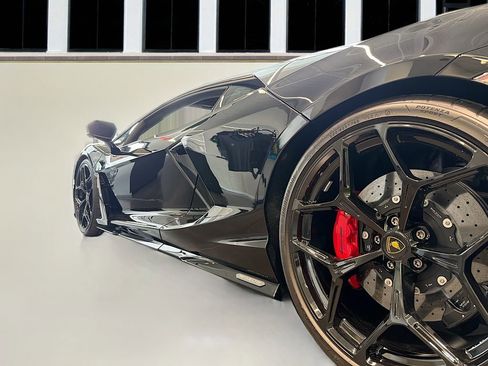 Used 2024 Lamborghini Revuelto image 38