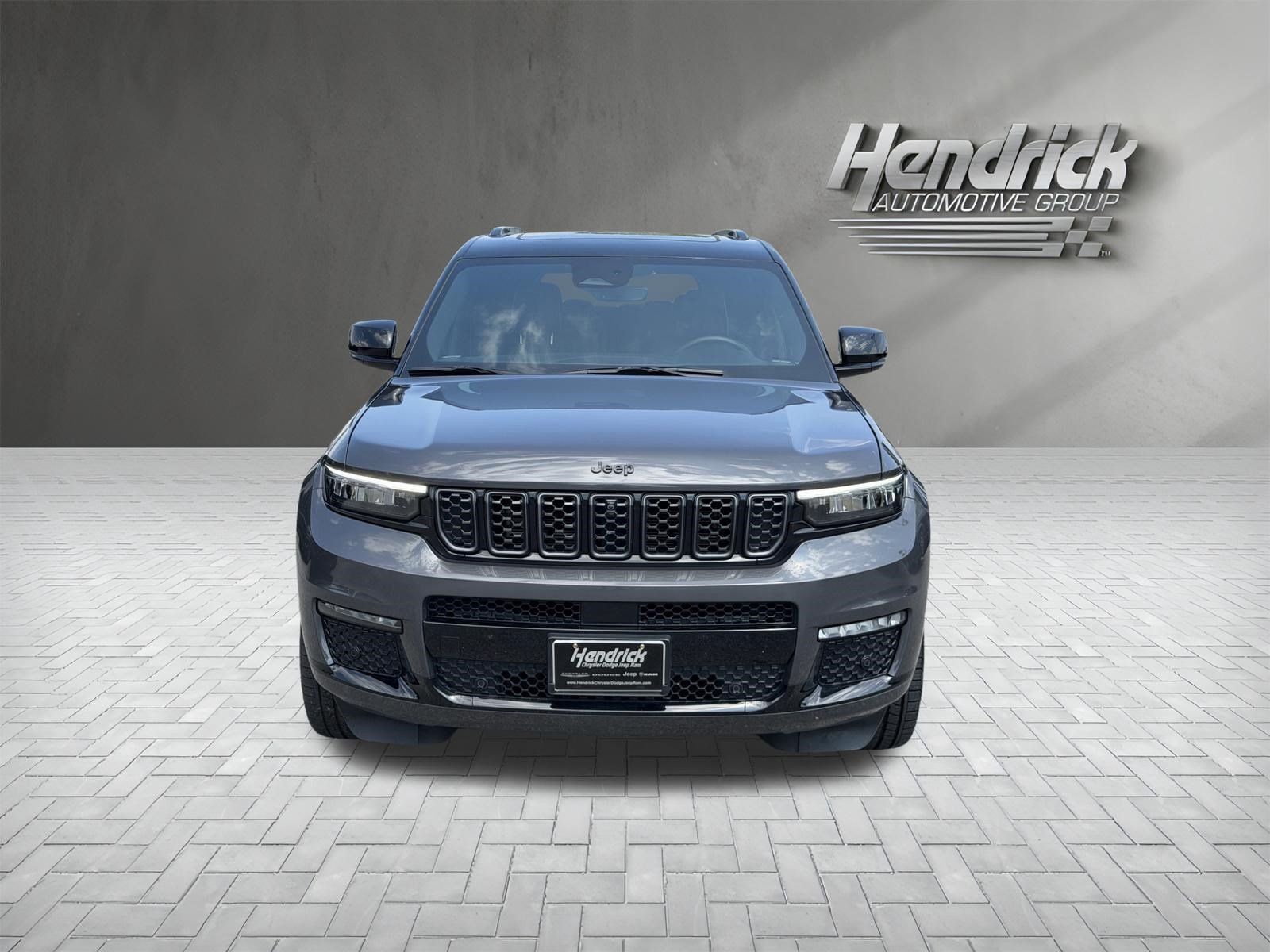 Used 2025 Jeep Grand Cherokee L Summit w/ Obsidian Package AWD/4WD image 3