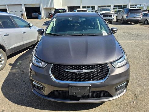 Used 2023 Chrysler Pacifica Touring-L image 11