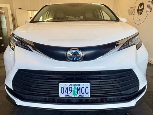 Used 2022 Toyota Sienna LE image 5