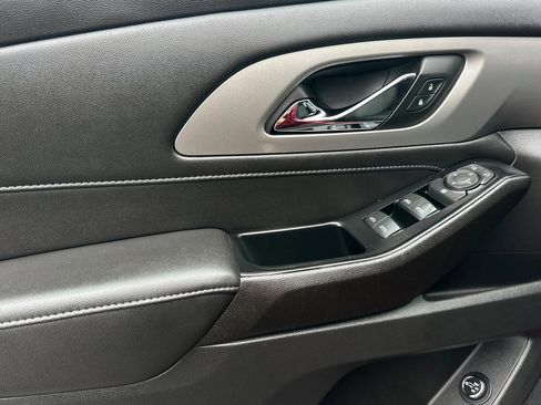 Used 2023 Chevrolet Traverse LT image 10