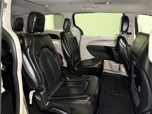 Used 2023 Chrysler Pacifica Touring-L image 27