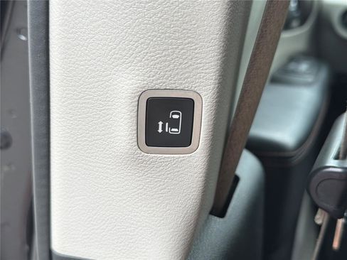 Used 2018 Chrysler Pacifica Touring-L Plus FWD image 23