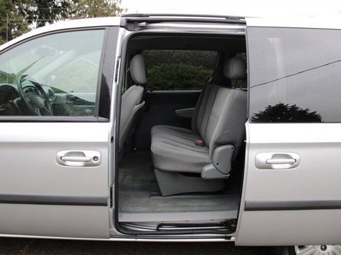 Used 2006 Chrysler Town & Country w/ Popular Equipment Group I image 14