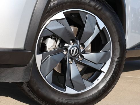 Used 2024 Nissan Rogue SV image 12