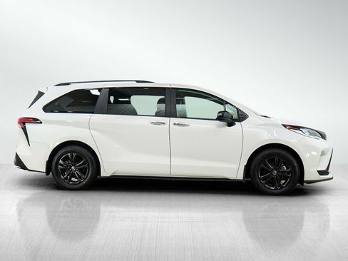 Used 2025 Toyota Sienna XSE AWD/4WD image 6