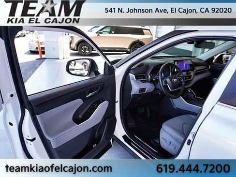 Used 2023 Toyota Highlander XLE FWD image 38