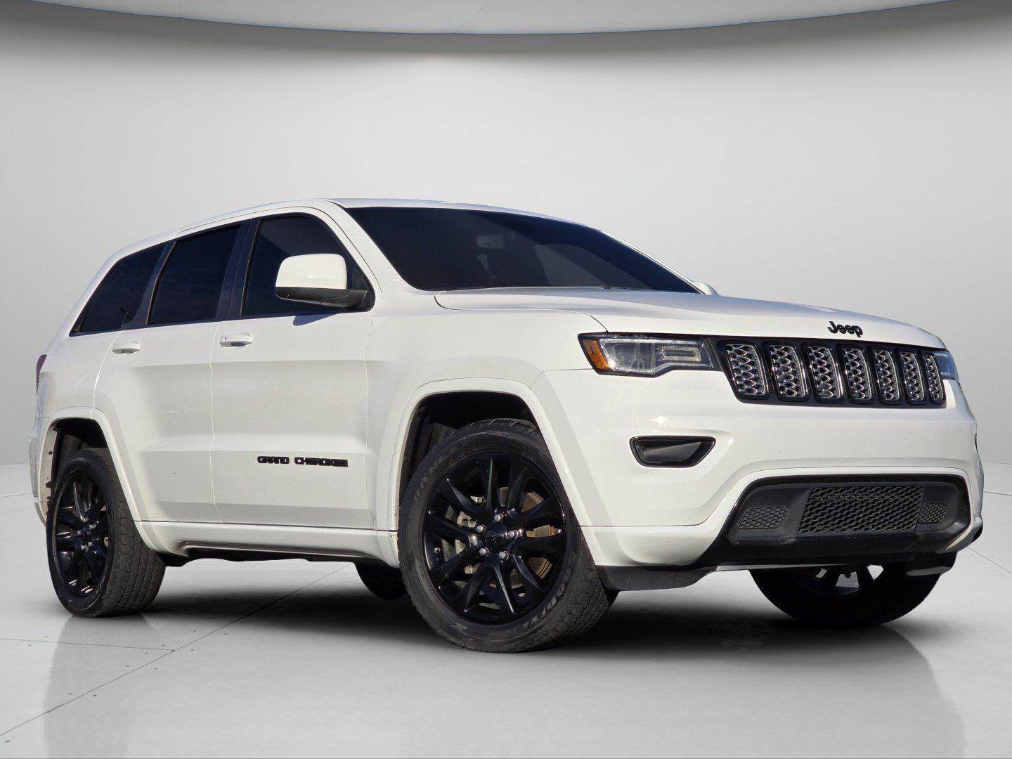 Used 2020 Jeep Grand Cherokee Altitude AWD/4WD image 2