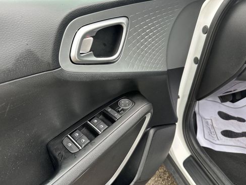 Used 2025 Kia Soul LX w/ LX Technology Package FWD image 19
