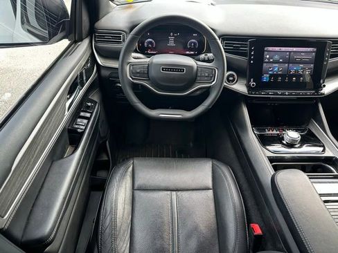 Used 2024 Jeep Wagoneer L Series II image 10