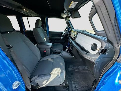Used 2024 Jeep Wrangler Sahara image 27