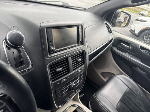 Used 2016 Dodge Grand Caravan SXT FWD image 10