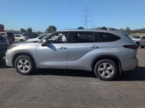 Certified 2022 Toyota Highlander LE image 6