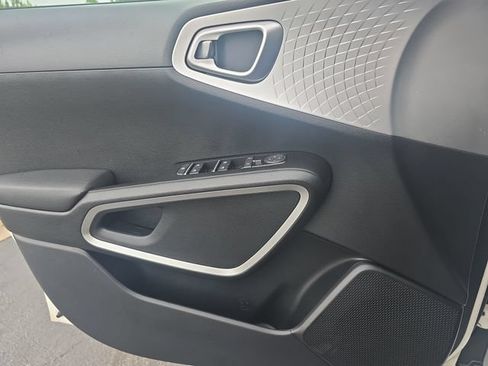 Used 2025 Kia Soul LX w/ LX Technology Package FWD image 28