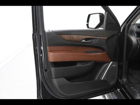 Used 2016 Cadillac Escalade Premium image 4