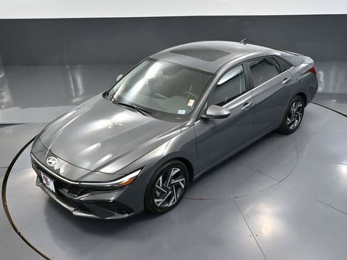 Used 2025 Hyundai Elantra SEL FWD image 57
