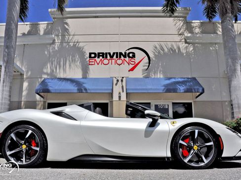 Used 2024 Ferrari SF90 Spider image 8
