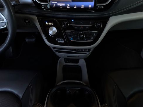 Used 2023 Chrysler Pacifica Touring-L FWD image 17