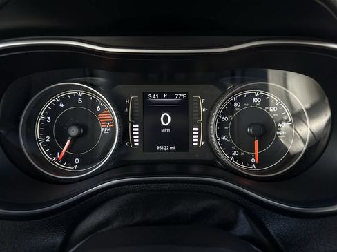 Used 2019 Jeep Cherokee Latitude Plus w/ Comfort/Convenience Group AWD/4WD image 17