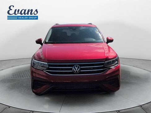Used 2024 Volkswagen Tiguan SE w/ Panoramic Sunroof Package image 10